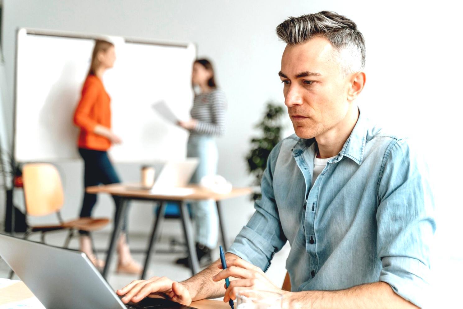 Espace d'apprentissage moderne avec ordinateurs et matériel pédagogique
